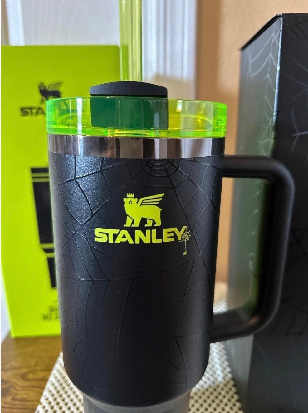Stanley X The Halloween Quencher H2.0
FlowState Tumbler | 40 OZ