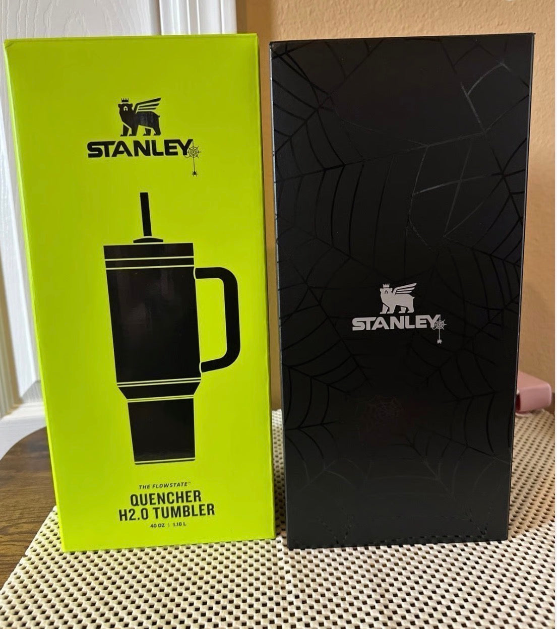 Stanley X The Halloween Quencher H2.0
FlowState Tumbler | 40 OZ